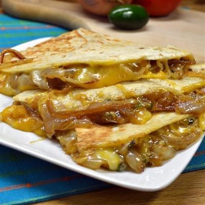gekarameliseerde ui en jalapeno quesadilla's