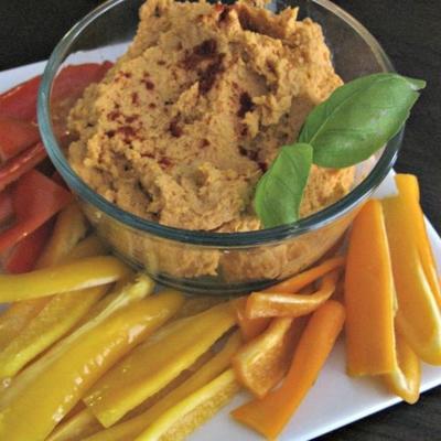 geroosterde rode peperhummus met een draai van nidal