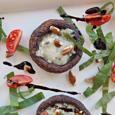 geroosterde portabello-paddenstoelen met blauwe kaas