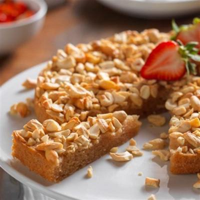 citroenachtige cashewnotencake met verse aardbeien