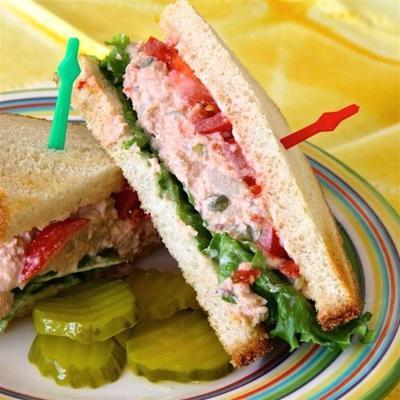 pittige zalmsaladesandwiches