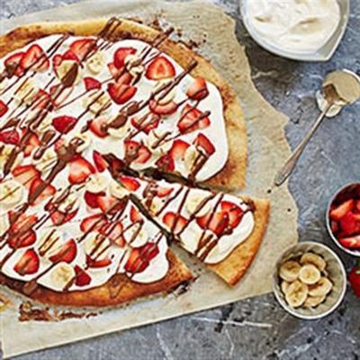 chocolade-hazelnootpizza met aardbeien en bananen