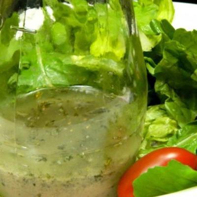 patsy's saladedressing met spinazie