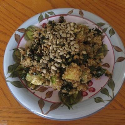 quinoa, boerenkool en avocado salade met vinaigrette dressing van citroen dijon