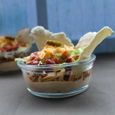 gelaagde taco-dip met vlees