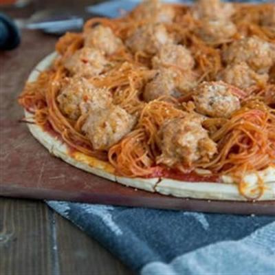 spaghetti en gehaktbal pizza