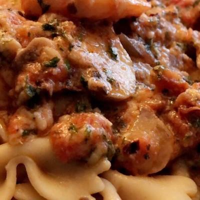 shiitake-paddenstoel, zongedroogde tomatenpesto en garnalenpasta