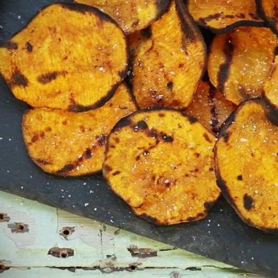 gegrilde pittige zoete aardappelchips