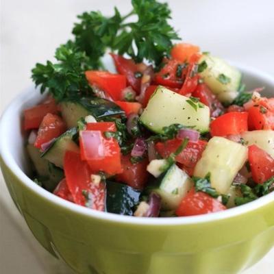 Israëlische salade van tomaat en komkommer