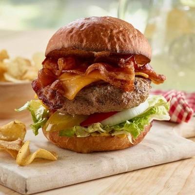 gemalen varkensvlees hamburger met gerookte bacon en cheddar