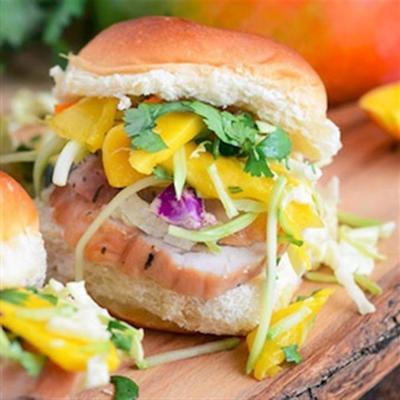 varkenshaas sliders met pittige mango slaw