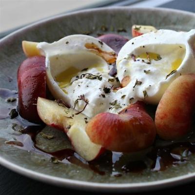 perziken met burrata, basilicum en frambozen balsamico siroop