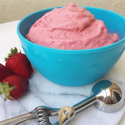 gemakkelijke en heerlijke aardbeien bevroren yoghurt