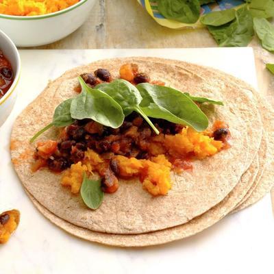 tropische butternut en zwarte bonen burrito's