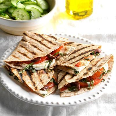 Caprese salade gegrilde quesadillas