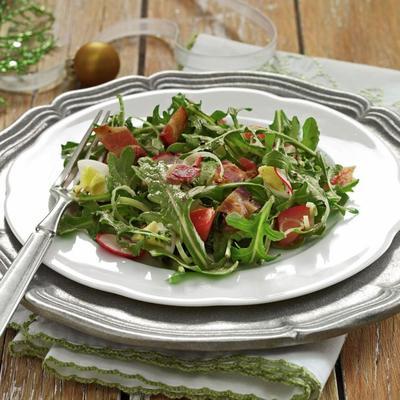 verwelkte rucola blt salade