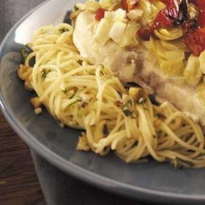 engelenharenpasta met walnoten, knoflook, olijfolie en kaas