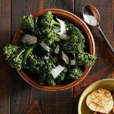 geroosterde broccolini met knoflook en parmezaanse kaas