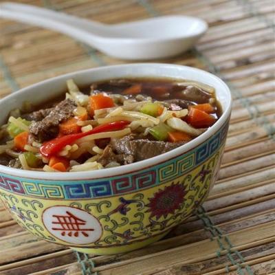 biefstuk en rijstnoedelsoep met een Aziatisch thema