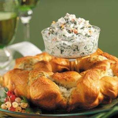 dilly cheese ring met spinazie dip