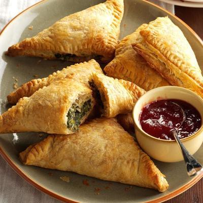 romige spinazie en kalkoen omzet met cranberry-oranje saus