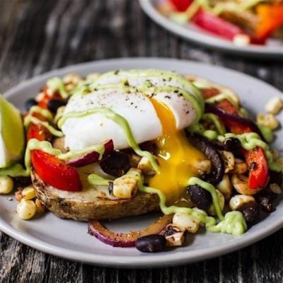 tex-mex eggs benedict met gegrilde aardappelrepen en avocado-limoen hollandaise