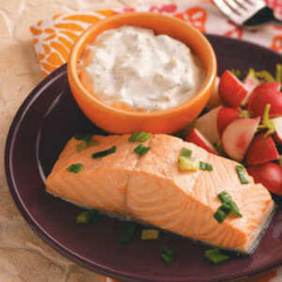 gepocheerde zalm met komkommer-dillesaus