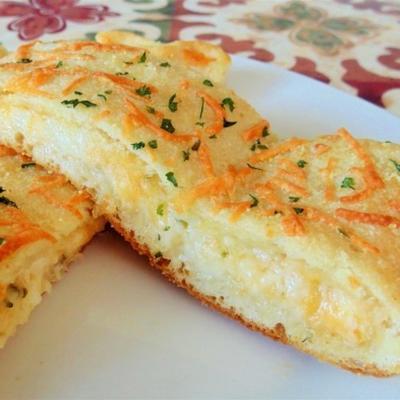 gemakkelijk, luchtig, cheesy gevuld brood (domino's® copycat-recept)