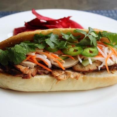 geroosterd varkensvlees banh mi (vietnamese sandwich)