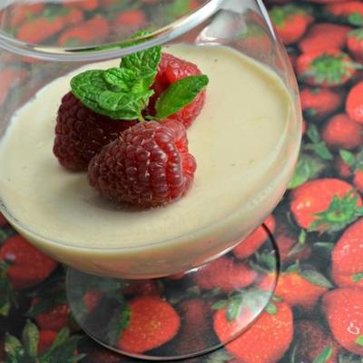 panna cotta met aardbeienjam