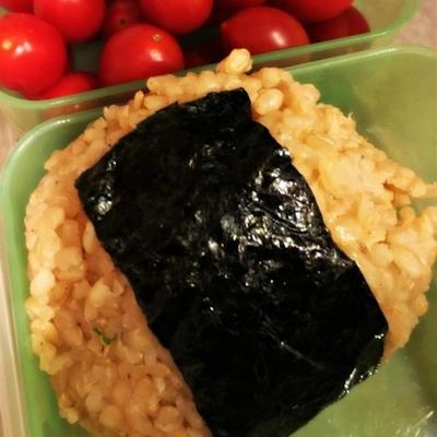 tonijn onigiri (rijst bal)