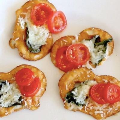 tomaat, kaas en basilicum pretzel crisps® bijt