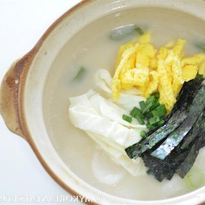 Koreaanse tteokguk (rijst cake soep)