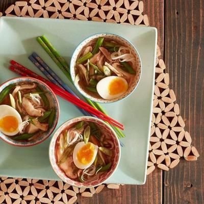 gekruide miso-soep met geroosterde shiitake-champignons en groene bonen