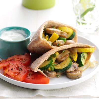 kippenworst en courgette gevulde pitas