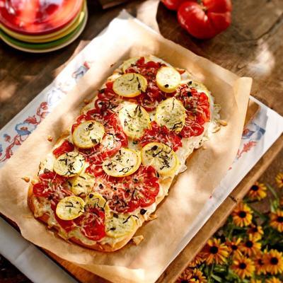 heirloom tomaat en gele courgette, vers kruid flatbread