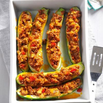 met rundvlees en bulgur gevulde courgette boten