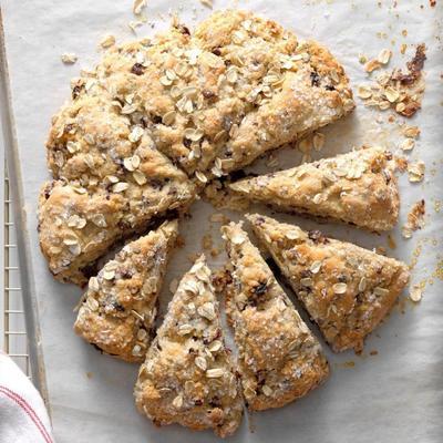 stevige scones met haver, pecannoten, kersen en chocolade