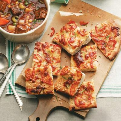 met tomaten bedekt focaccia-brood