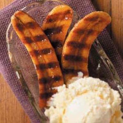 gegrilde bananen met honing-rum-saus