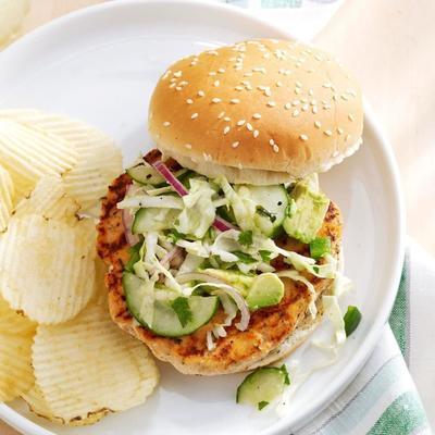 koriander kalk zalm burgers met pittig slaw