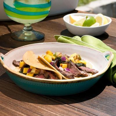 arranchera (flank steak) soft shell taco's met gegrilde mango en ananas salsa