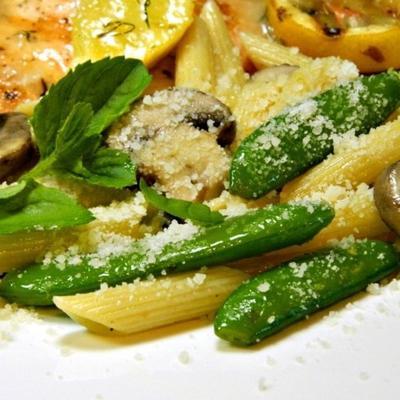 pasta met sugar snaps, parmezaanse kaas en champignons