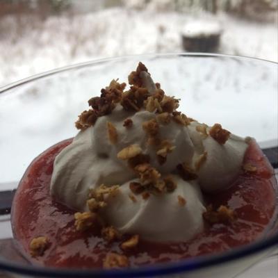 Strawberry rabarbercompote met vanilleboon-gegoten kokoscrème