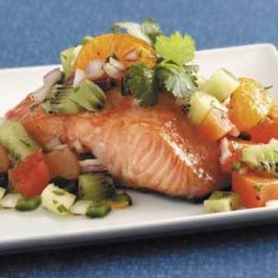 zalm met suiker en drievoudige fruitsalsa