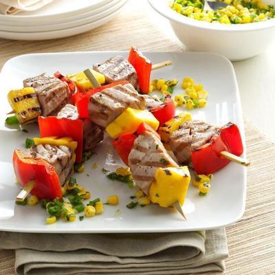 gepeperde tonijn Kabobs met mango en rode peper