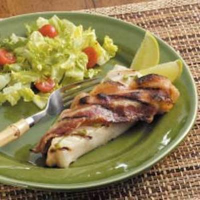 gegrilde heilbotbiefstuk gewikkeld in spek