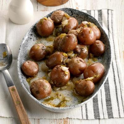 langzaam geroosterde lente-uitjes en nieuwe aardappelen