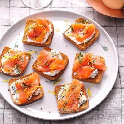 gerookte zalm met citroen en kruidenroomkaas op roggebrood