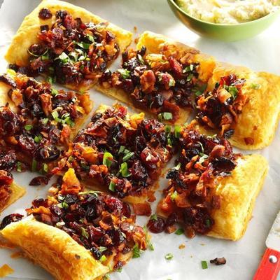 gekaramelliseerde cranberry-mushroom bacon-galette met cran-orange topping